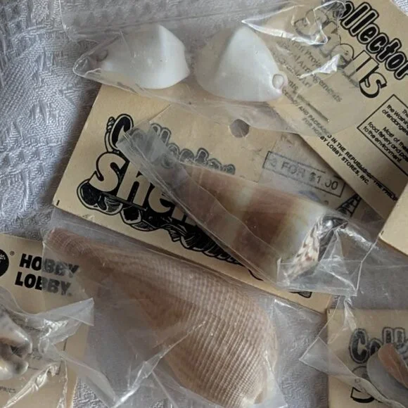 4 Shell Necklaces and 9 Craft Shell Bundles - Picture 10 of 10